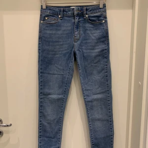 Ljusblå Jeans från Ivy Copenhagen  - Ljusblå tighta jeans med hög midja från märket Ivy Copenhagen. Använda ett fåtal gånger. Är i bra skick. Storlek:25/30.