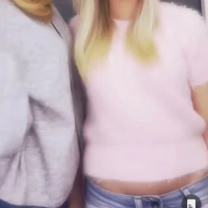 Fluffig ljusrosa topppp!! - sååå gullig och skön<3 älskar den verkligen men tyvärr har den blivit för liten💗🍉köpte här på plick och bilderna är av henne som ja köpte den av!! Står att det är L men passar snarare xs-s