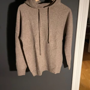 Kashmir hoodie - Helt ny stilren kashmir hoodie perfekt för hösten I färgen beige om du kollar vår profil finns även grå 🤗