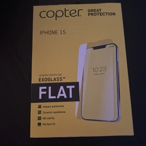 Copter Exoglass Flat skärmskydd för iPhone 15 - Säljer ett Copter Exoglass Flat skärmskydd för iPhone 15. Det är supertåligt och ger grymt skydd mot stötar och repor. Skärmskyddet har HD-klarhet och perfekt passform för din mobil. Det är enkelt att sätta på och ger en responsiv touchkänsla. Perfekt för att hålla din skärm säker och snygg!