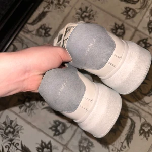 Alexander mcqueen skor  - Jätte fint skick för att ha använts en del i somras  Storlek 37.5. En liten skråma/repa på ena skon framtill men går att lämnas in hos skomakare och få det fixat på några timmar 