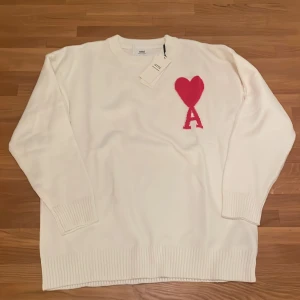 Ami Paris tröja - Riktigt snygg tröja från Alexandre Mattiussi (Ami)! Storleken är L men passar mer som M. Hör av er vid frågor eller funderingar!