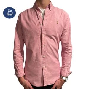 Ralph Lauren Skjorta - Säljer denna stiliga Ralph Lauren skorta i rosa! Skick: 9/10 inga defekter Storlek: M  Ny pris: 1400:-       Vårt: 350:-