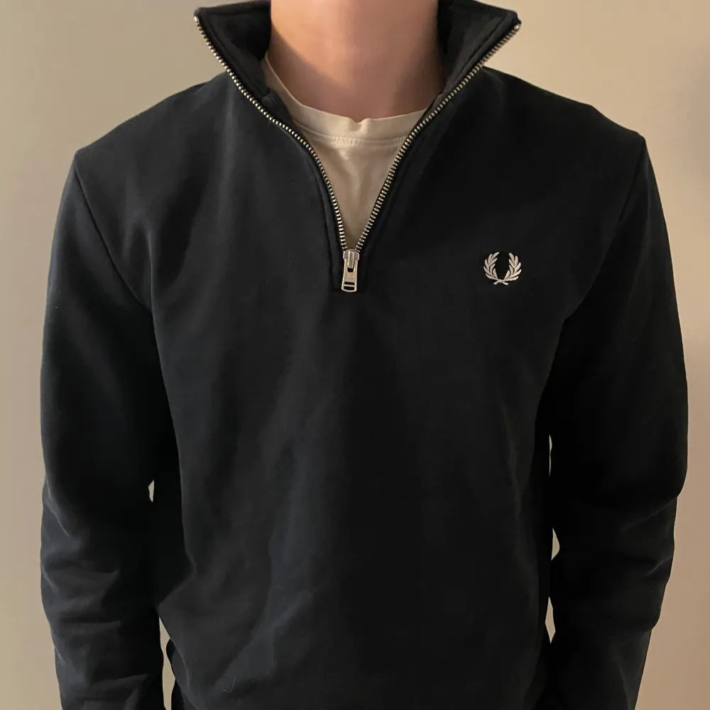 Säljer en stilren svart tröja från Fred Perry i storlek M. Tröjan har en halv dragkedja framtill och det klassiska Fred Perry-logotypen broderad på bröstet. Nypris 1289kr på asos. Skjortor.