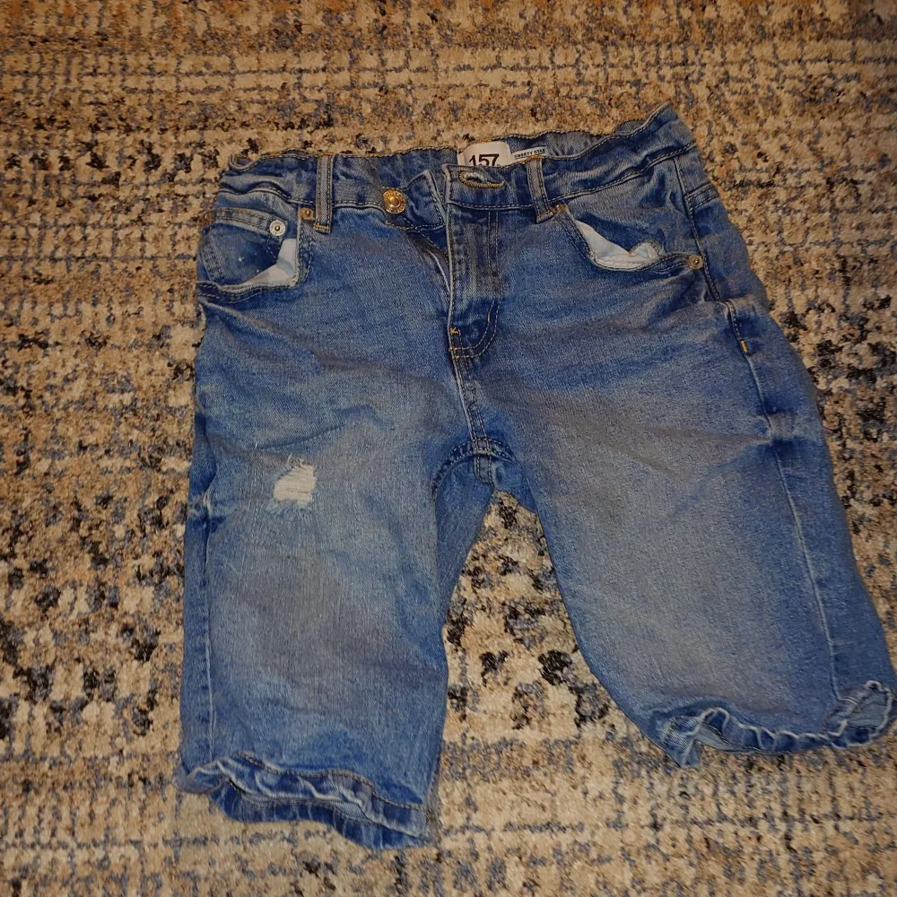 Jätte fina jeans shorts från lager skriv till mig om vad som helst🤗 men d är barn storlek 140. Jeans & Byxor.