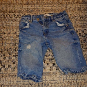 Jeans shorts - Jätte fina jeans shorts från lager skriv till mig om vad som helst🤗 men d är barn storlek 140