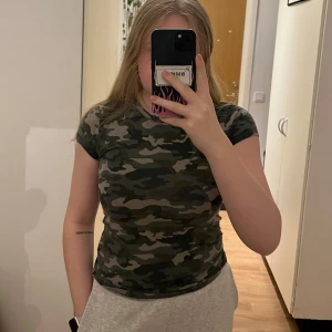 T-shirt - Tajt camouflagefärgad T-shirt i använt skick, något urtvättad☺️