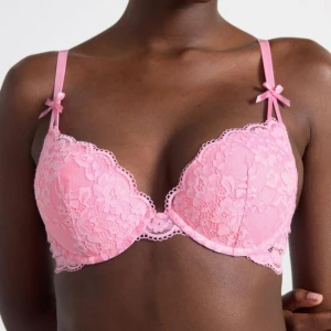 Rosa push up bh - Säljer en rosa push up bh i spets. Den är från Lindex i storlek 80C. Bh:n är i nyskick och har justerbara axelband. Slutsåld överallt, nypris 349kr💕