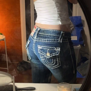True religion jeans - Säljer mina favorit byxor typ☹️☹️☹️Använder ej så mycket längre, bra skick förutom knappen som saknas, strl 28, wdem e fat stitch o ganska stretchiga, jag e 166 Midja: 40 Innerbenslängd: 80 Dm för mer bilder eller info, pris kan diskuteras💕