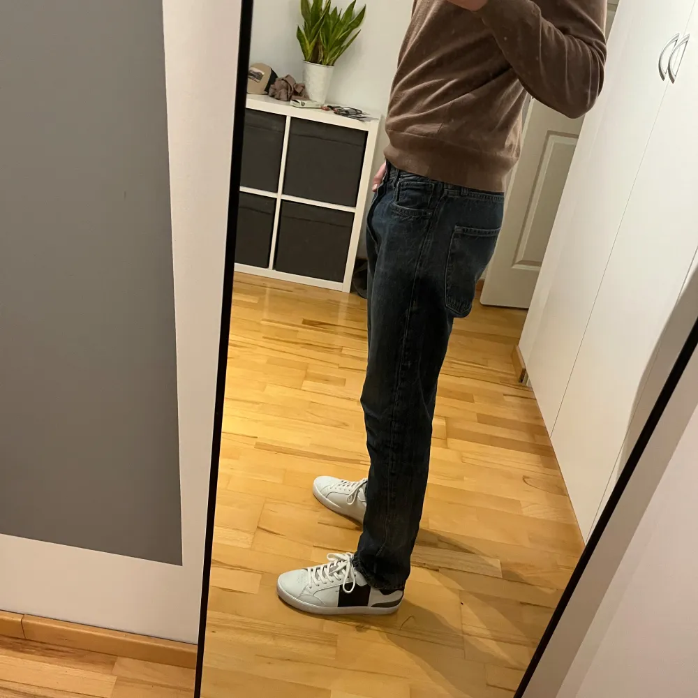 Jack & Jones, modell Loose, Chris // Storlek W28 L30 // Perfekt skick med inga defekter // Hör av er vid frågor eller funderingar!. Jeans & Byxor.