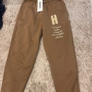 Hoodrich byxor  - Säljer Hoodrich mjukis byxor i storlek xs med prislapp på aldrig använda alltså nytt finns att hämta i Malmö annars står köparen för frakten!