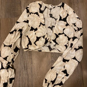 Kort fin knytblus  - Kort fin och urringad knytblus i linnen  😍