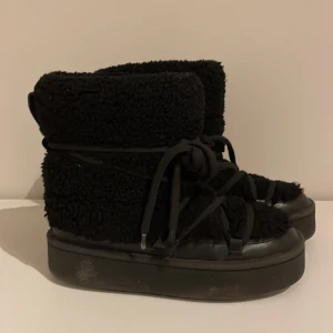 Inuikki liknande skor💗 - Jätte fina skor som är väldigt lika inuikiis som är väldigt populärt! Dem är dock ifrån hm,inga defekter utom att snöret är sönder så säljer för en billig peng💕Går  nog att köpa nya och byta ut dem.Annars helt felfria! Dem är varma💘rengörs innan köp😅