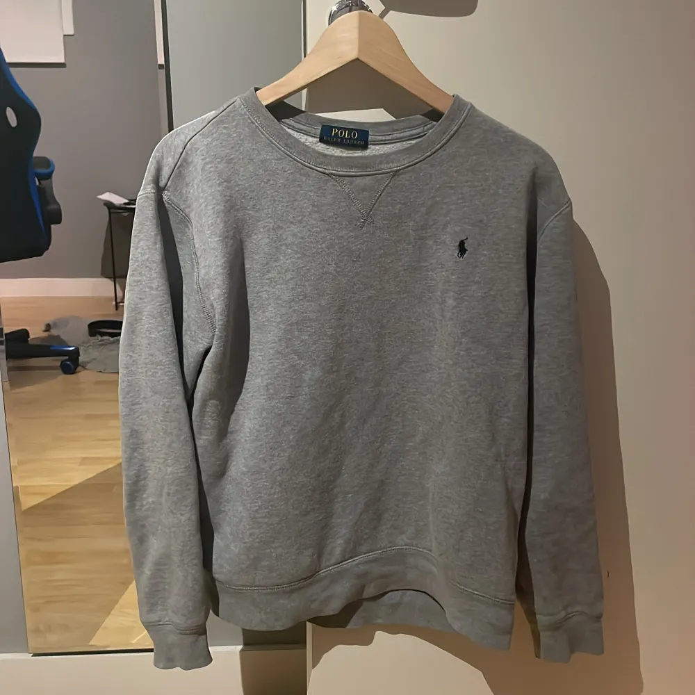 Säljer en grå sweatshirt från Polo Ralph Lauren. Nypris 2000kr, skicka 8/10. Tröjor & Koftor.