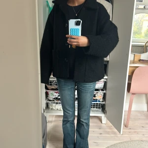 Kort kappa  - Säljer den jackan ifrån monki då den it används längre  Köpt för ett år sen och är sparsamt änvänd 