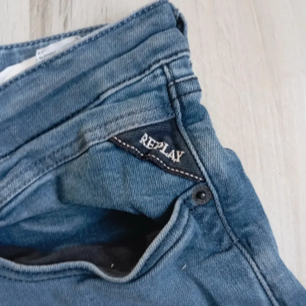 Säljer ett par blå jeans från Replay i storlek 32/34. De har en klassisk design med knappgylf och är i en snygg blå färg. Perfekta för vardagsbruk och kan enkelt matchas med olika outfits.. Jeans & Byxor.