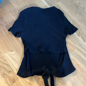 Tröja  - Svart tröja med öppen rygg 