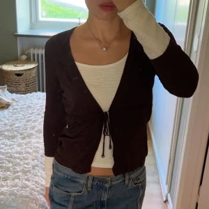 Kofta - Brun kofta med fina metalldetaljer köpt secondhand från märket Mexx, bra skick