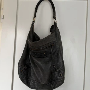 Balenciaga väska - Säljer min älskade väska Spara till en ny väska därför säljer jag den😊 Grön grå i färgen Stor rymlig 