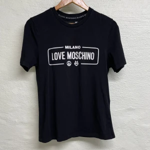 Moschino  - Moschino t-shirt i storlek S.