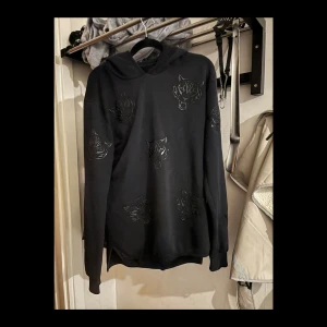 Plein Sport Hoodie - Fin svart Hoodie från Plein Sport i storlek M Original rabatteras: 2000kr Använd fåtal gånger.