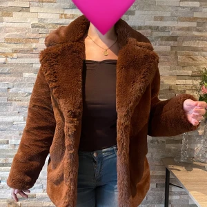 Brun teddy jacka  - Jätte mysig teddybear jacka i brun, aldrig kommit i användning. Från NA-KD i torlek 36/S men passar även M. 