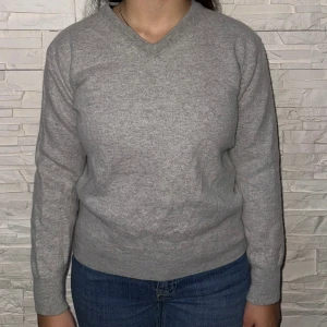 Grå Stickad - Väldigt fin, mjuk och skön stickad tröja. Säljer pga att ärmarna är för korta på mig. Väldigt bra skick! Står att storleken är XL men passar XXS och uppåt. (Den är liten i storleken).