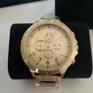 Armani exchange klocka - Hej! Jag säljer en helt ny klocka som jag fick som present. Jag har aldrig använt den eftersom jag personligen föredrar silverklockor framför guld. Klockan är fortfarande i orginalförpackning och har en liten lapp på sidan. 