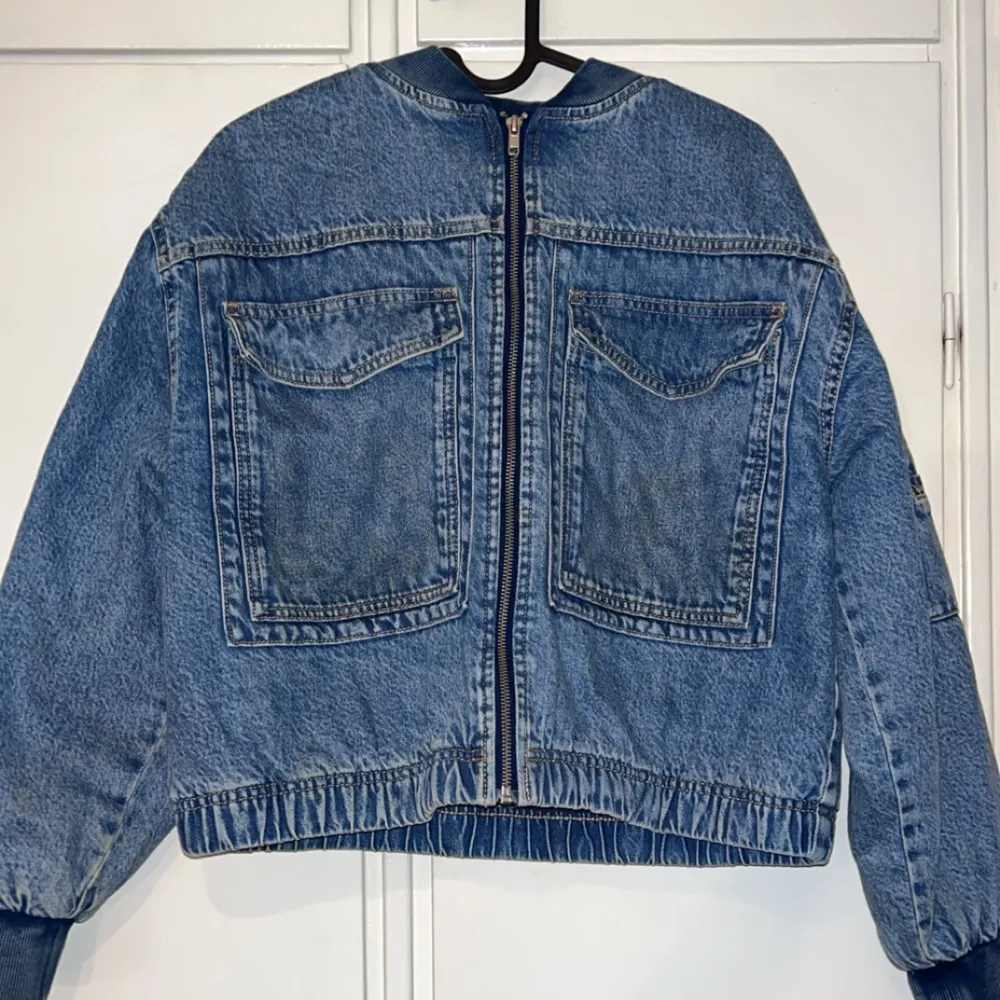Skit snygg fodrad jeansjacka inför hösten Kan kombineras med en hoodie Köptes förra hösten och användes mkt, är i nyskick då ja var så rädd om den. Den är från zara kids i stl 164 men kan nog passa xs för den e lite stor för mig Skriv om ni har frgr❤️. Jackor.