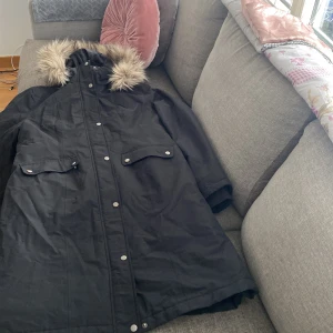 Gravidjacka/mammakacka - Använd i femmånader är fortfarande ny och inga fel på. Varm till vintern och lång  Som ni ser på sista bilden är det också en plats för barnet.