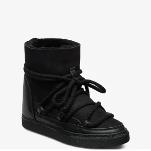 Inuikkii  - Jättefina vinterskor som tyvärr inte kommer till användning. Använda 2ggr så är i jättebra skick. Skon har klack men sulan går att ta ut och byta mot en platt (Orginalpris ca 3000) Skriv för mer info💕