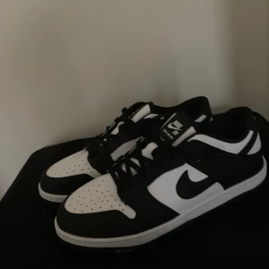 Panda dunks  - Nike dunk low panda skor, nyskick, användes hemma bara. 