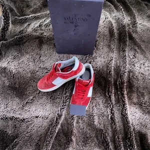 Valentino flycrews  - Säljer dessa superfeta valentino flycrews. Alla taggar är kvar och mockan är skapligt fin. Sulorna som är i på bilden är inte orginal men orginal fås med vid köp. Ba å skriva vid frågor å funderingar så blire gör bra. Snabb affär = förhandlingsbart.