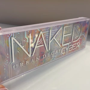 Urban decay ögonskuggspalett - Endast testad ögonsluggspalett från Urban decay - cyber. Super fina färger men bara inte min smak✨Nypris 550