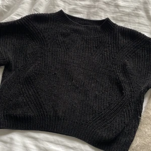 Stickad tjocktröja  - Mjuk stickad tjocktröja med fina mönster. Storlek 146/150. Andvänd ett par gånger och är i fint skick. Pris går att diskutera 