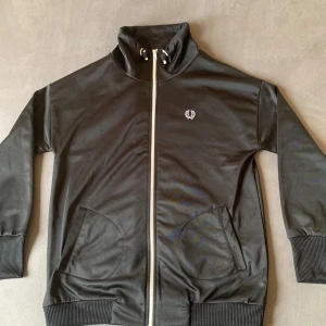 Svart jacka från Fred Perry - Säljer en fred Perry kofta i Storlek S/M passar bra runt 175-180