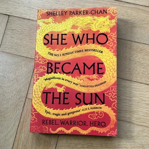 She Who Became the Sun av Shelley Parker-Chan - Paperback, på engelska. I bra skick utöver bruten rygg, se bild. 