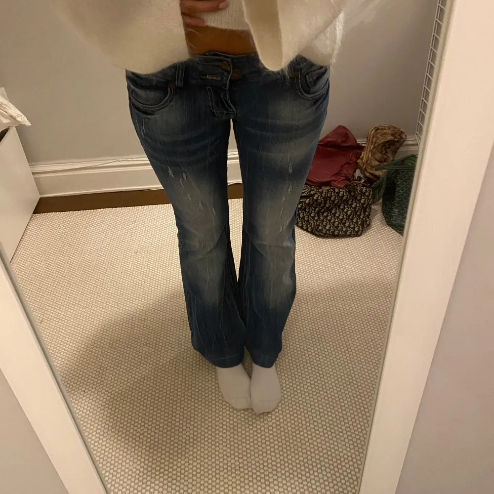 Super snygga low waist bootcut jeans, de sitter såååå bra men e tyvärr för korta för mig💕midja 36x2cm innerbenslängd 71cm. Farkut & Housut.