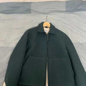 Jacka - Sjukt snygg jacka från Zara i en grön färg, köpt förra vintern men använde aldrig, nypris ungefär 1500. Ullblanding och perfekt för vintern. Pris går att diskuteras