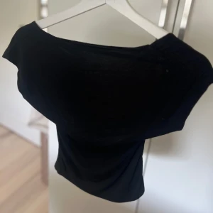 Open back shirt - Säljer denna populära tröja med öppen rygg. Aldrig använd från Shein i storlek XS🖤