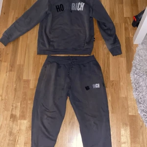 Hoodrich traicksuit - Ett hoodrich set i bra skick. Nypris 2000kr. Storlek L men passar också M. Skriv för frågor.