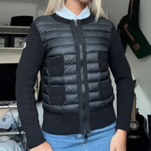 Moncler Stickad Cardigan!! - Moncler Cardigan som är stickad i modellen. Går inte längre att köpa och är i väääldigt fint skick!! Finns en liten defekt vid dragkedjan, hör av er om mer info/bilder ang det! Kom gärna med prisförslag men inga skambud! ❤️ Skickar fler bilder! 