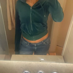 Juicy Couture tröja!  - Säljer min super fina mörkgröna Juicy Couture zip up! Använts en gång. Inga defekter eller liknande👌🏽 Storlek: M😇 Nypris: 1300kr  Säljer för: 900🙌🏼 