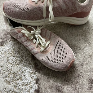 Rosa skor  - Är i jättebra skick 