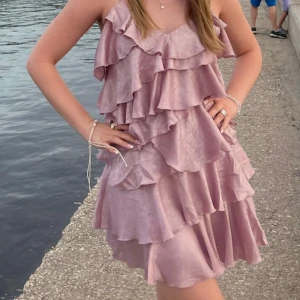 Volang klänning  - Super fin klänning från asos🤍 Helt i nyskick! När jag beställde den saknade den en liten volang på ena sidan