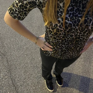Leopard tröja🐆💗 - Säljer nu denna kortärmade blusen i sidenmaterial då den sitter tight över axlarna. Lappen säger S men passar nog xs bättre. Pris diskuterbart🔥🐆