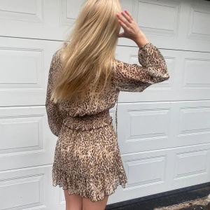 Leopard klänning - Säljer denna fina leopard mönstrade klänning från Zara. En jätte fin klänning med midjedetalj samt knytning vid bröstet som man så nu vill🥰 Storleken är M men passar även S (utifrån mig som brukar bära både S och M)