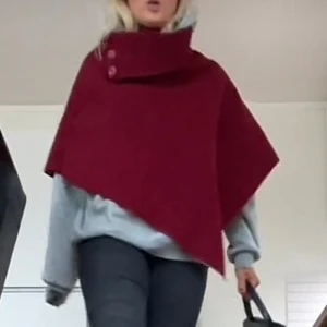Röd ponch/cape jacket - Säljer en röd poncho då den inte kommer till användning längre. Den är i jättefint skicka, nästan aldrig använd. Pris kan diskuteras 🫶🏼🫶🏼