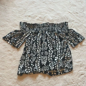 Off shoulder tröja  - En fin off shoulder tröja från hm i storlek M