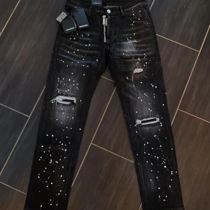 Dsquared2 jeans - Hej, säljer ett par helt nya feta frächa dsquared2 jeans, priset kan sänkas till 1099 vid snabbaffär. Kan mötas upp vid intresse 